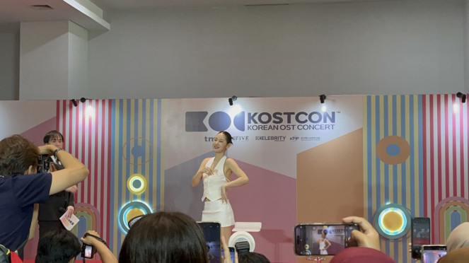 Penyanyi Soyou, Penyanyi Heize, Penyanyi Soyou, Penyanyi K.Will, Chen EXO dalam Press conference KOSTCON 2025