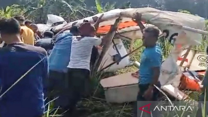 Masyarakat mengevakuasi pesawat latih sipil Quicksilver GT500 di Ciampea