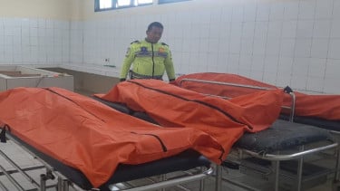 Jenazah tiga korban meninggal dunia dalam kecelakaan di Tol Cipali, Cirebon