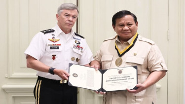 Presiden Prabowo Subianto menerima medali kehormatan operasi khusus AS