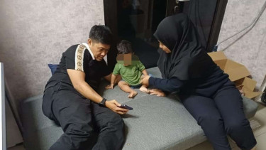 Foto ibu dan anak viral di ruang pemeriksaan polisi