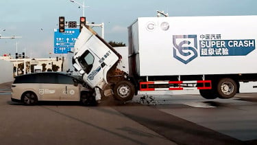 Uji tabrak mobil listrik Li Auto i8 vs truk Dongfeng