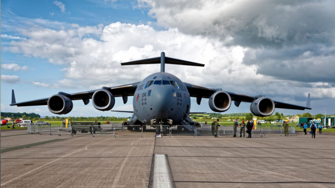 Boeing C-17 Globemaster III, 1. Antonov An-124 Ruslan (Rusia), 2. Lockheed Martin C-5M Super Galaxy (Amerika Serikat), 3. Boeing C-17 Globemaster III (Amerika Serikat), 4. Xian Y-20 (Tiongkok), 5. Antonov An-22 (Uni Soviet/Rusia), 6. Ilyushin Il-76 (Rusia), 7. Kawasaki C-2 (Jepang), 8. Airbus A400M Atlas (Eropa), 9. Shaanxi Y-9 (Tiongkok), 10. Lockheed Martin C-130J Super Hercules (Amerika Serikat)