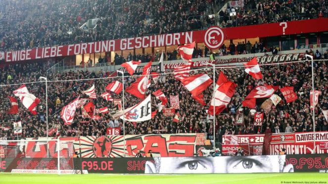 Suporter Fortuna  Dusseldorf, SHin Tae-yong, Ketua Umum PB Akuatik Indonesia, Anindya Bakrie, Suporter Fortuna  Dusseldorf, Jay Idzes, Indonesia vs China di Kualifikasi Piala Dunia 2026