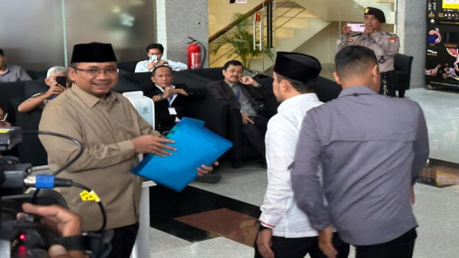 Mantan Menteri Agama Yaqut Cholil Qoumas (kiri) saat tiba di KPK