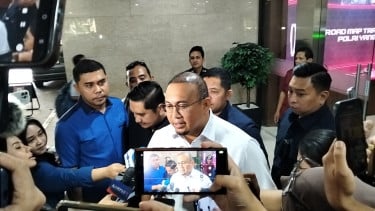 Andre Rosiade (tengah)