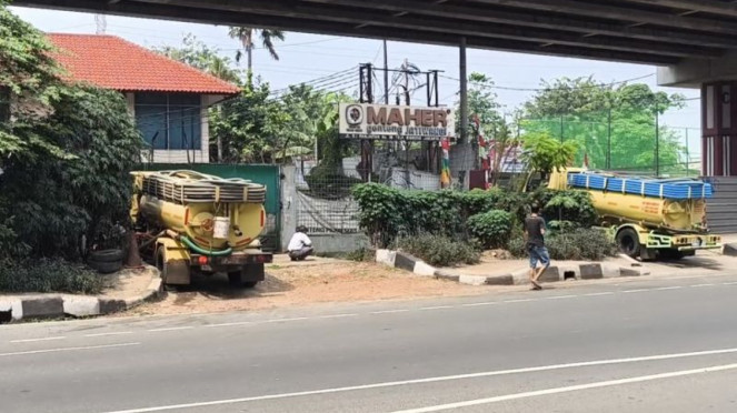 Truk membuang limbah tinja di saluran air Jalan DI Panjaitan Jaktim