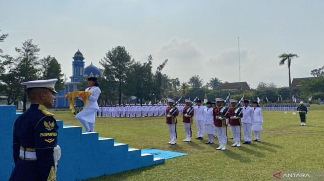 Calon anggota Paskibraka mengikuti latihan gabungan