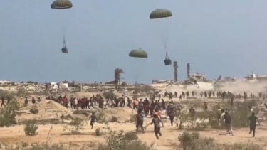 Warga Gaza Palestina berebut bantuan yang dijatuhkan dari udara