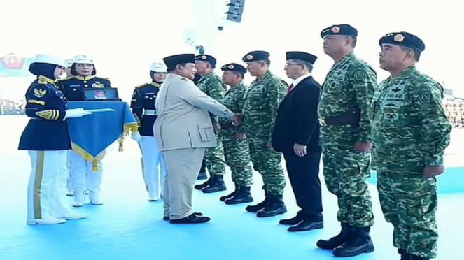 Presiden Prabowo Subianto menganugerahi Jenderal Kehormatan kepada Agus Sutomo