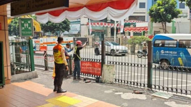 Peninggian pagar pedestrian Stasiun Cikini