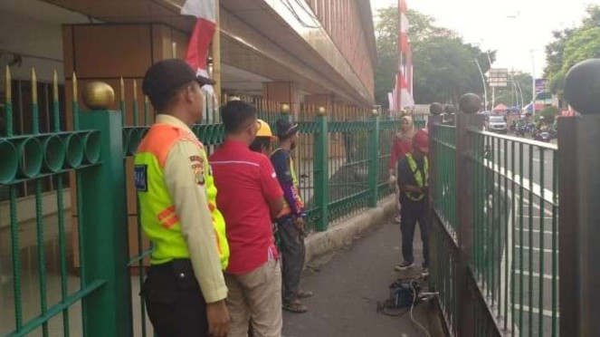Peninggian pagar pedestrian Stasiun Cikini