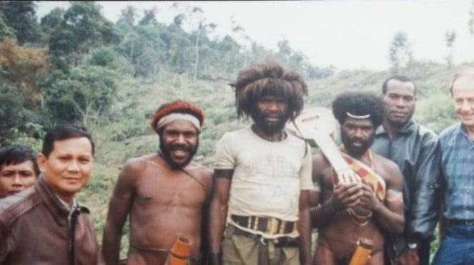 Presiden Prabowo bersama Peltu Bayani  ( dua dari kanan) di Papua
