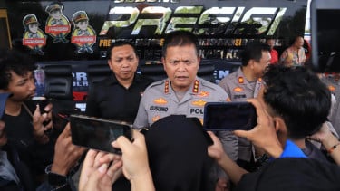 Kombes Pol Kusumo Wahyu Bintoro (tengah)