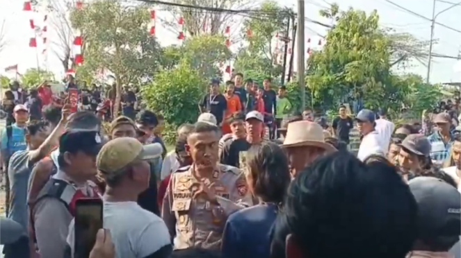  Kapolsek Batujaya, AKP Ruslani, dengan warga Karawang, Jawa Barat