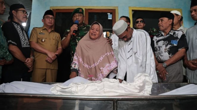 Keluarga almarhum Casis Bintara TNI AD M. Dehan Kasiman tampak berduka