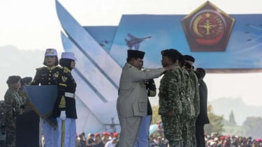 Presiden Prabowo menyematkan anugerah jenderal kehormatan dan kenaikan pangkat, 1. Letjen TNI (Purn) Valentinus Suhartono Suratman, 2. Marsekal Madya TNI (Purn) Bambang Eko Suhariyanto, 3. Letjen TNI (Purn) Chairawan, 4. Letjen TNI (Purn) Musa Bangun, 5. Letjen TNI (Purn) Glenny Kairupan, 6. Letjen TNI (Purn) Tony SB Hoesodo