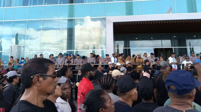 Masyarakat adat wilayah Tanah Tabi geruduk kantor Gubernur Papua