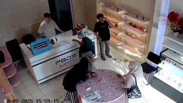 Emak-emak minta sumbangan 17 Agustus di sebuah toko vape Surabaya 