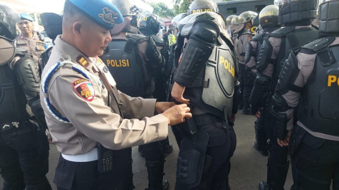 Propam Polda Jateng mengecek kesiapan personil pengamanan demo di Pati