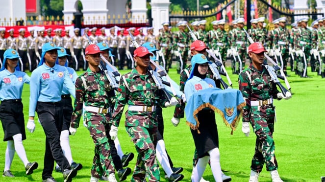 Suasana latihan paskibraka dan petugas upacara HUT ke-80 RI di Istana Merdeka