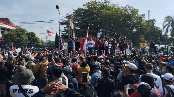 Ribuan orang menggelar aksi demonstrasi di depan kantor Bupati Pati Jateng