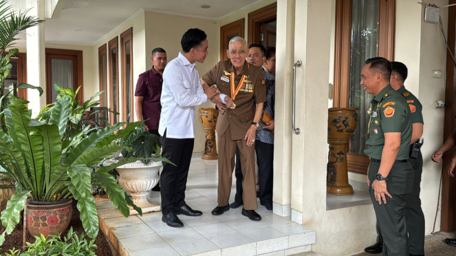 Wapres Gibran Rakabuming Raka berkunjung ke kediaman Wapres ke-6 RI Try Sutrisno