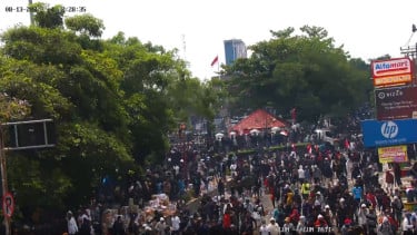 Massa aksi unjuk rasa di kantor Bupati Pati Jawa Tengah ricuh