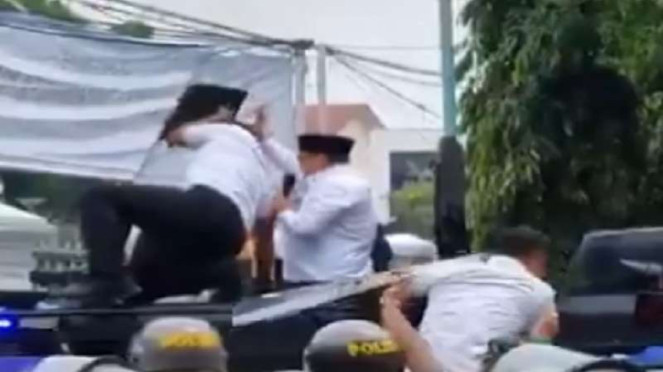 Bupati Pati Sudewo menemui massa pendemo 13 Agustus 2025