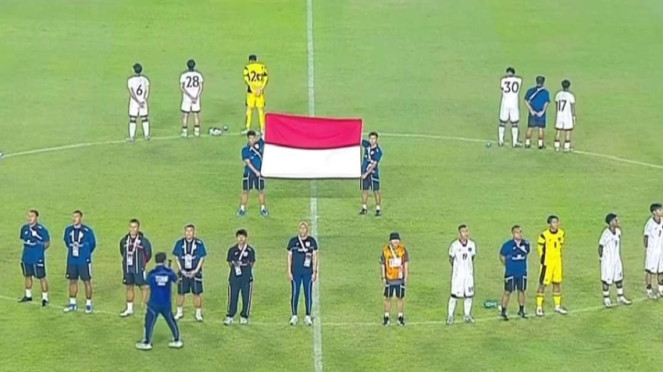 Pemain Timnas Indonesia U-17 nyanyikan lagu Tanah Airku, Pemain Timnas Indonesia U-17 nyanyikan lagu Tanah Airku, Pelatih Persib Bandung, Bojan Hodak, Pemain Manchester City, Tijjani Reijnders, Bek Timnas Indonesia, Mees Hilgers, Mees Hilgers berlatih bersama FC Twente usai pulih dari cedera