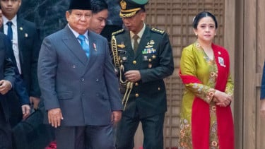 Presiden RI Prabowo Subianto (kiri) dan Ketua DPR RI Puan Maharani (kanan) yang mengenakan kebaya hokokai