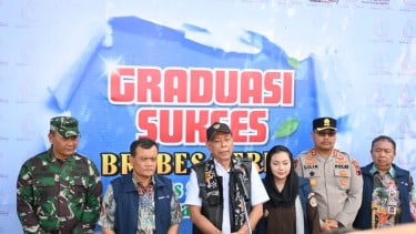 Wakil Menteri Sosial Agus Jabo (tengah)
