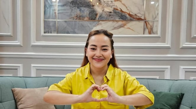 Mpok Alpa., 1. Nurul Qomar, 2. Sandy Permana, 3. Emilia Contessa, 4. Ari Jamasari, 5. Mat Solar, 6. Ray Sahetapy, 7. Titiek Puspa, 8. Ricky Siahaan, 9. Gatot Kies, 10. Chairil JM, 11. Gustiwiw, 12. Hamdan ATT, 13. Mpok Alpa, 14. Adjie Soetama, 15. Yetty Wiyaja, 16. Acil Bimbo, 17. Nandi Juliawan, 18. Mudy Taylor, 19. Gary Iskak, 20. Epy Kusnandar