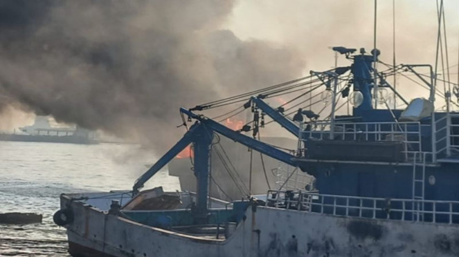 Kebakaran kapal di dermaga Muara Baru Penjaringan, Jakarta Utara 