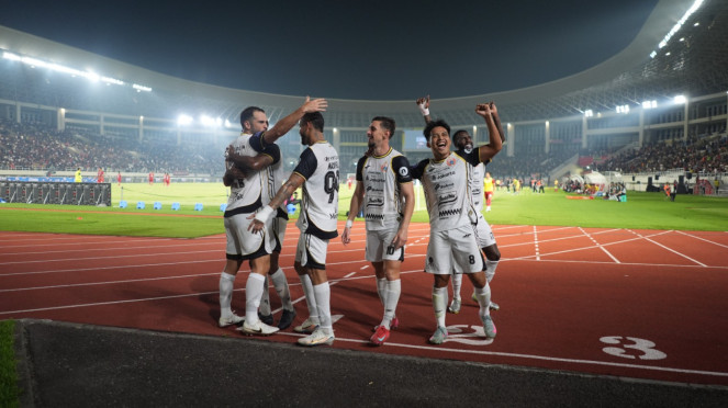 Pemain Persija merayakan kemenangan lawan Persis Solo