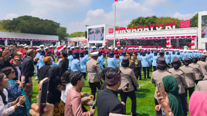Antusiasme warga joget pacu jalur dan tabola bale