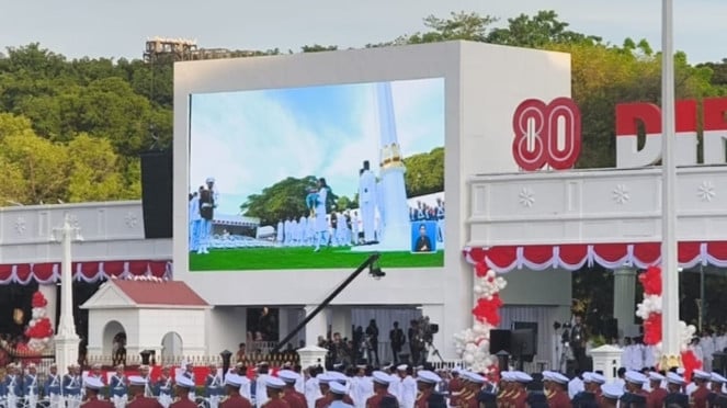 Upacara penurunan Sang Merah Putih di Istana Merdeka