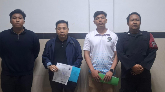 Setya Novanto (kedua dari kiri) bebas dari Lapas Sukamiskin, Bandung, Jabar