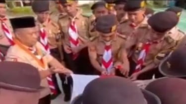 Pramuka Siswa MAN 1 Padang sedang memotong bendera Merah Putih