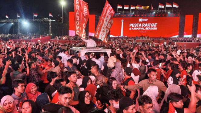 Prabowo melambaikan tangan kepada peserta Pesta Rakyat HUT ke-80 RI di Monas