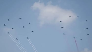 Pesawat Tempur TNI AU Buat Formasi 80 di Langit Jakarta saat HUT ke-80 RI