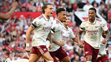 Pemain Arsenal merayakan gol ke gawang MU