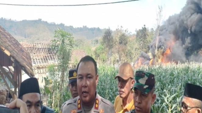 Kapolres Blora AKBP Wawan Andi Susanto tinjau sumur minyak milik warga yang terbakar