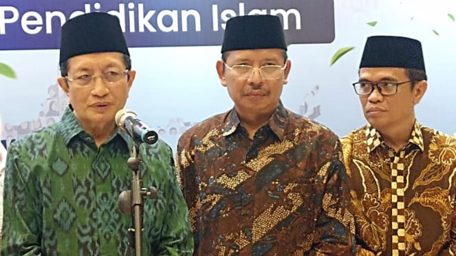 Menag Nasaruddin Umar (kiri) didampingi Dirjen Pendidikan Islam Suyitno