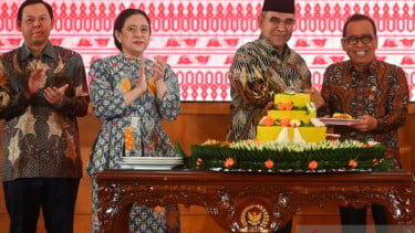 Ketua MPR RI, Ahmad Muzani (tengah)