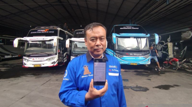 Operator bus PO Hariyanto Kudus tunjukkan surat edaran terkait royalti