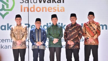 Menteri Agama Nasaruddin Umar (tengah)