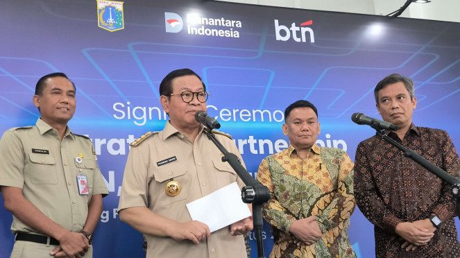 Gubernur Jakarta, Pramono Anung (tengah) di Balai Kota DKI Jakarta 