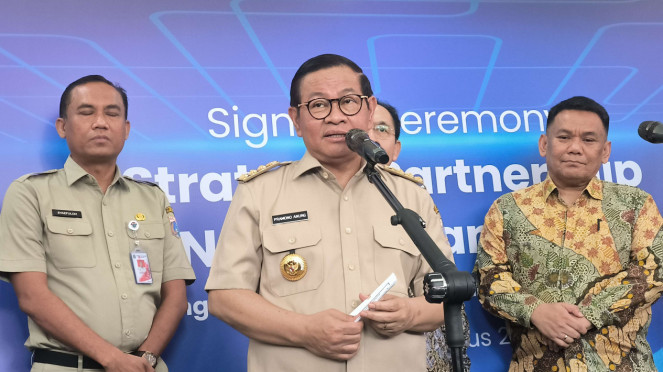 Gubernur Jakarta, Pramono Anung (tengah) di Balai Kota DKI Jakarta