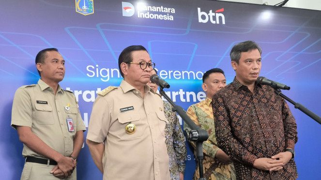 Gubernur Jakarta Pramono Anung (kiri) dan Dirut BTN Nixon L.P Napitupulu (kanan)